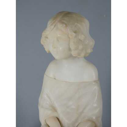 Pugi, l'enfant assis sur un tronc, sculpture en marbre veiné et albâtre, début XX ème – Image 2