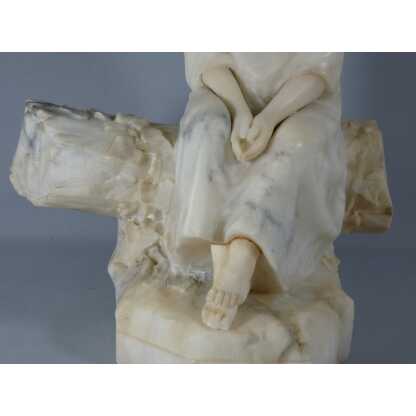 Pugi, l'enfant assis sur un tronc, sculpture en marbre veiné et albâtre, début XX ème – Image 5