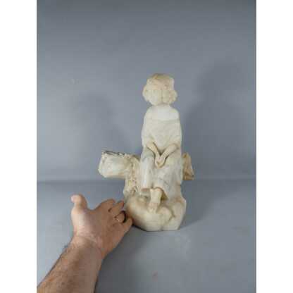 Pugi, l'enfant assis sur un tronc, sculpture en marbre veiné et albâtre, début XX ème – Image 4