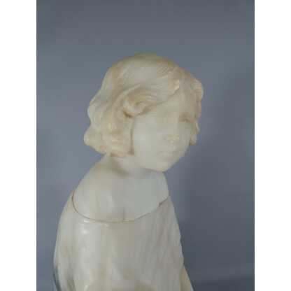 Pugi, l'enfant assis sur un tronc, sculpture en marbre veiné et albâtre, début XX ème – Image 3