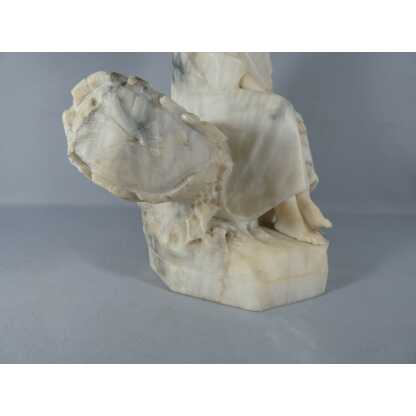 Pugi, l'enfant assis sur un tronc, sculpture en marbre veiné et albâtre, début XX ème – Image 8