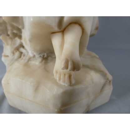 Pugi, l'enfant assis sur un tronc, sculpture en marbre veiné et albâtre, début XX ème – Image 9
