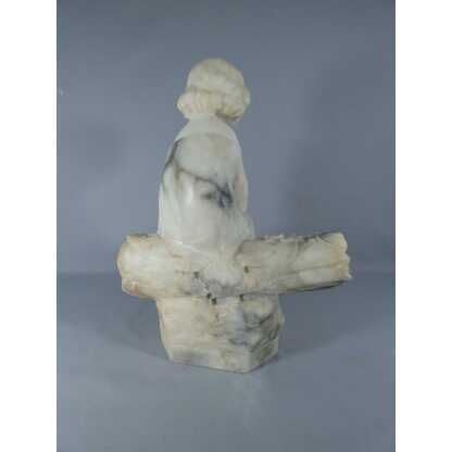 Pugi, l'enfant assis sur un tronc, sculpture en marbre veiné et albâtre, début XX ème – Image 7