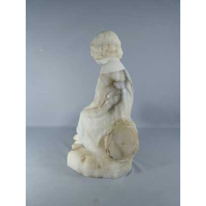 Pugi, l'enfant assis sur un tronc, sculpture en marbre veiné et albâtre, début XX ème – Image 11