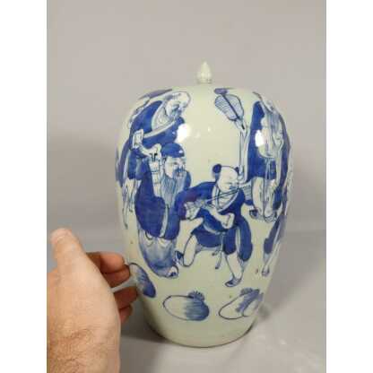 Chine XIX ème, jarre couverte céladon et personnages bleu en céramique – Image 3
