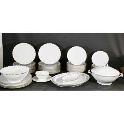 Service de table en porcelaine de Limoges, blanc et doré, décor en relief modèle Borée Tharaud