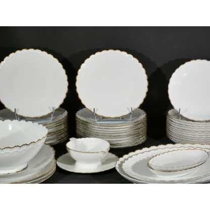 Service de table en porcelaine de Limoges, blanc et doré, décor en relief modèle Borée Tharaud – Image 2