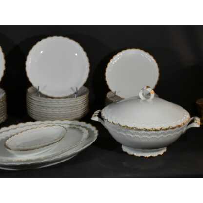 Service de table en porcelaine de Limoges, blanc et doré, décor en relief modèle Borée Tharaud – Image 17
