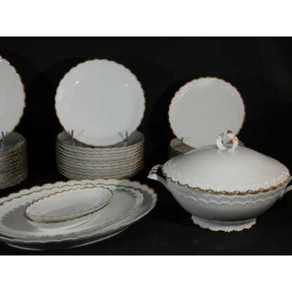 Service de table en porcelaine de Limoges, blanc et doré, décor en relief modèle Borée Tharaud – Image 16