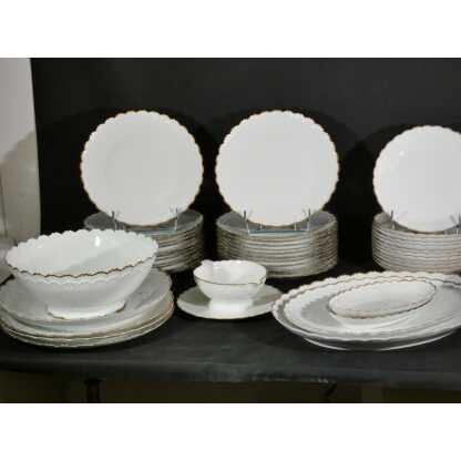 Service de table en porcelaine de Limoges, blanc et doré, décor en relief modèle Borée Tharaud – Image 15
