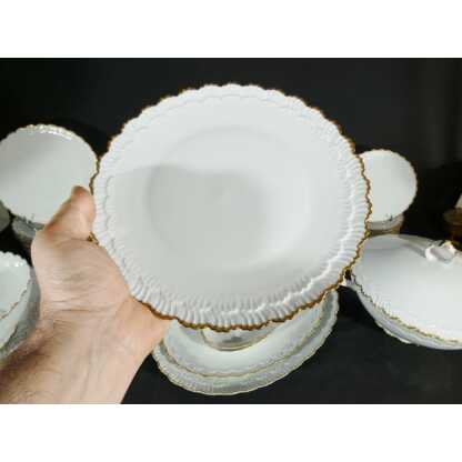 Service de table en porcelaine de Limoges, blanc et doré, décor en relief modèle Borée Tharaud – Image 3
