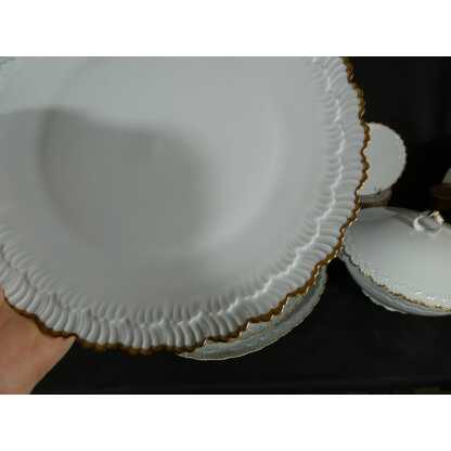 Service de table en porcelaine de Limoges, blanc et doré, décor en relief modèle Borée Tharaud – Image 14