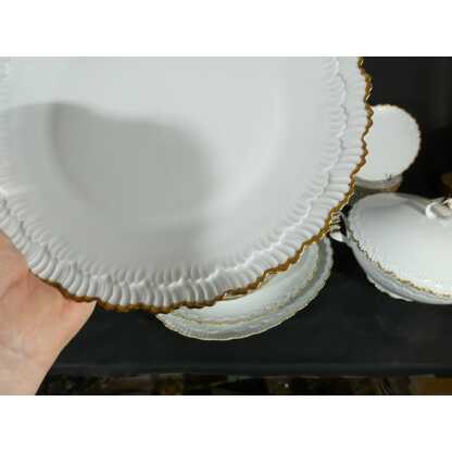 Service de table en porcelaine de Limoges, blanc et doré, décor en relief modèle Borée Tharaud – Image 4