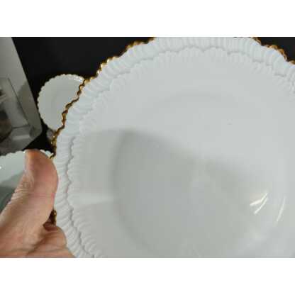 Service de table en porcelaine de Limoges, blanc et doré, décor en relief modèle Borée Tharaud – Image 13