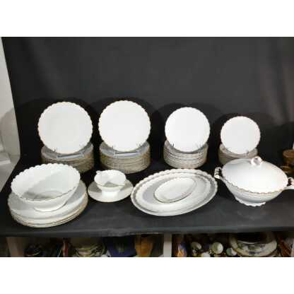 Service de table en porcelaine de Limoges, blanc et doré, décor en relief modèle Borée Tharaud – Image 12