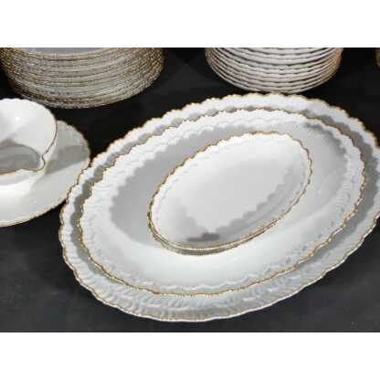 Service de table en porcelaine de Limoges, blanc et doré, décor en relief modèle Borée Tharaud – Image 11