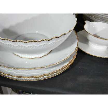 Service de table en porcelaine de Limoges, blanc et doré, décor en relief modèle Borée Tharaud – Image 9