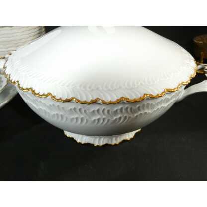 Service de table en porcelaine de Limoges, blanc et doré, décor en relief modèle Borée Tharaud – Image 8