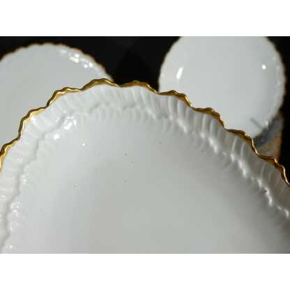Service de table en porcelaine de Limoges, blanc et doré, décor en relief modèle Borée Tharaud – Image 5