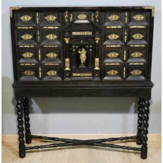 Cabinet italien ou espagnol d'époque XVII ème siècle en ébène, palissandre et bronze