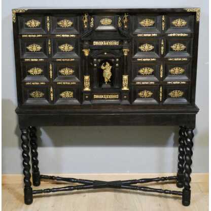 Cabinet italien ou espagnol d'époque XVII ème siècle en ébène, palissandre et bronze