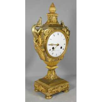 Pendule Empire en bronze doré forme vase ou écusson, Verdier Isle St Louis, époque 1810-1815