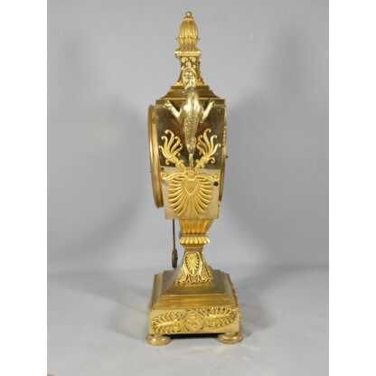 Pendule Empire en bronze doré forme vase ou écusson, Verdier Isle St Louis, époque 1810-1815 – Image 7