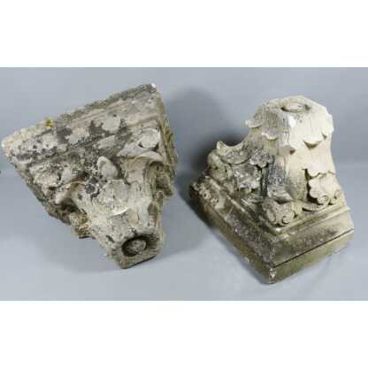 Paire de chapiteaux corinthiens en pierre blanche calcaire sculptée, époque XIX ème