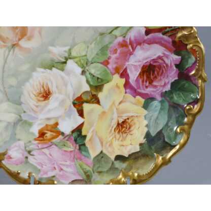 Les roses, plat décoratif en porcelaine de Limoges peint main, époque début XX ème – Image 2