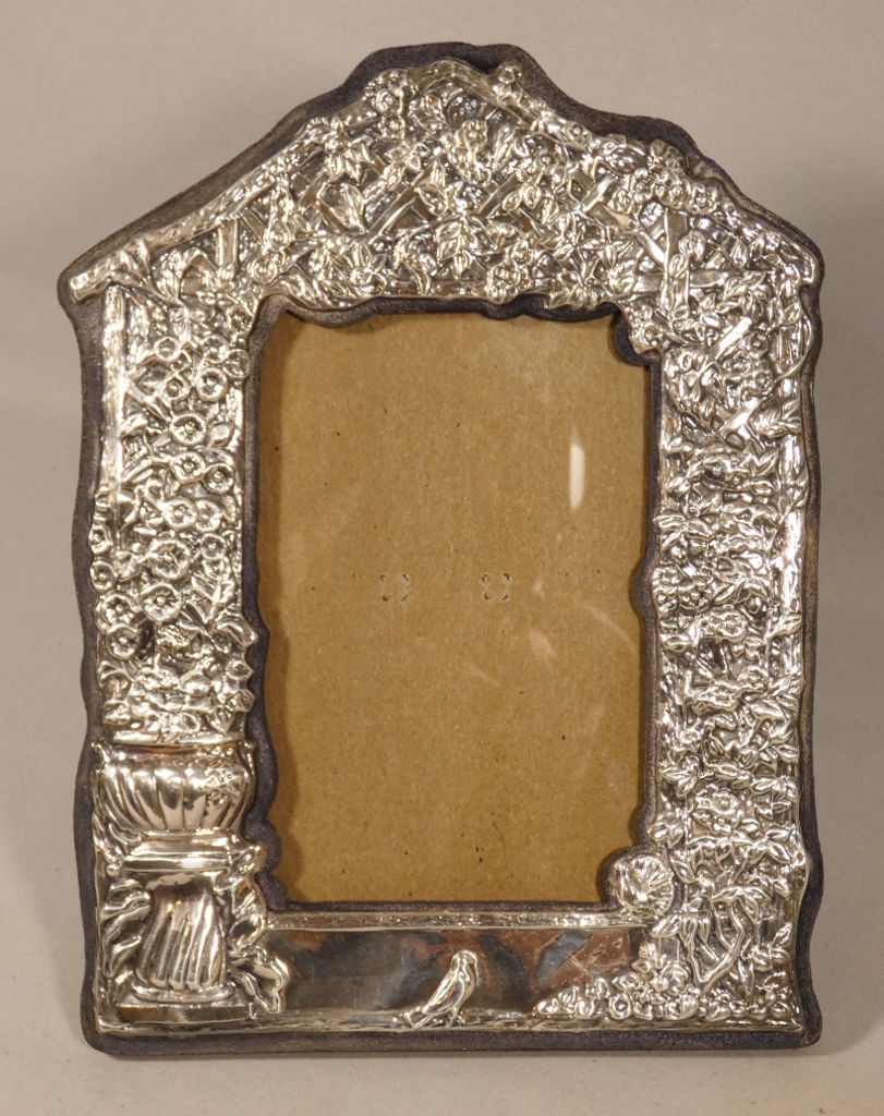 Cadre photo en métal argenté repoussé, décor naturaliste oiseau et fleurs, époque milieu XX ème