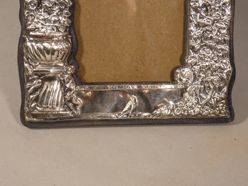 Cadre photo en métal argenté repoussé, décor naturaliste oiseau et fleurs, époque milieu XX ème – Image 8
