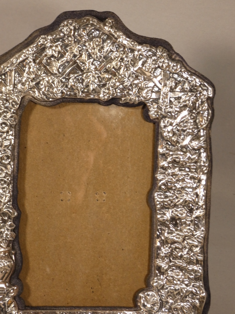 Cadre photo en métal argenté repoussé, décor naturaliste oiseau et fleurs, époque milieu XX ème – Image 6