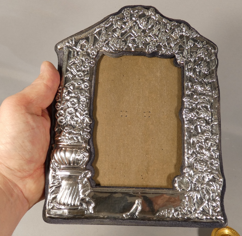 Cadre photo en métal argenté repoussé, décor naturaliste oiseau et fleurs, époque milieu XX ème – Image 5