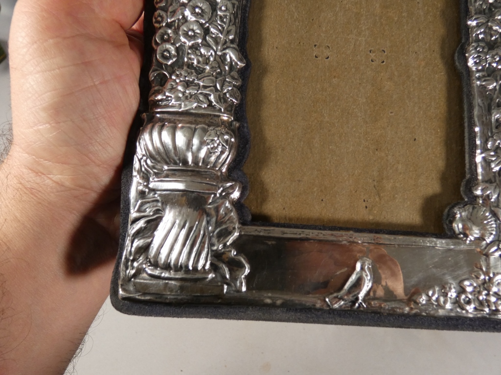 Cadre photo en métal argenté repoussé, décor naturaliste oiseau et fleurs, époque milieu XX ème – Image 4