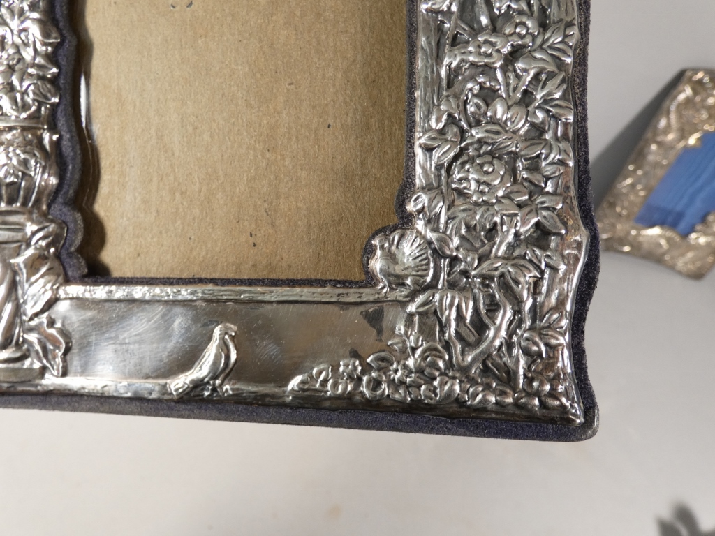 Cadre photo en métal argenté repoussé, décor naturaliste oiseau et fleurs, époque milieu XX ème – Image 3