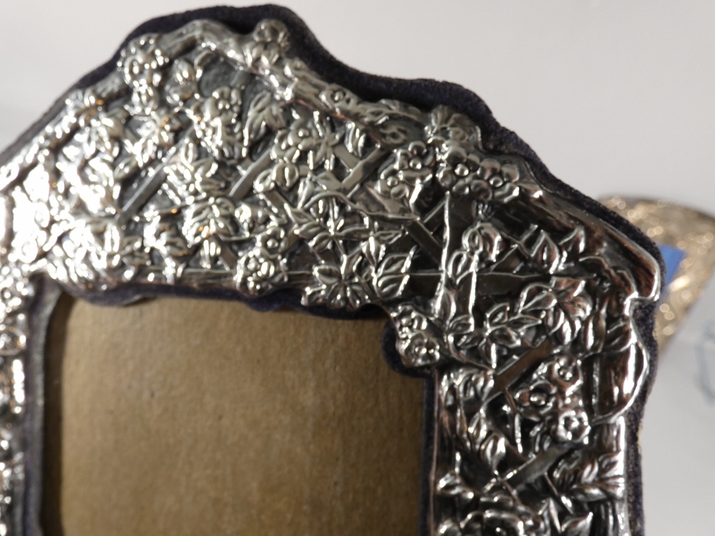 Cadre photo en métal argenté repoussé, décor naturaliste oiseau et fleurs, époque milieu XX ème – Image 2