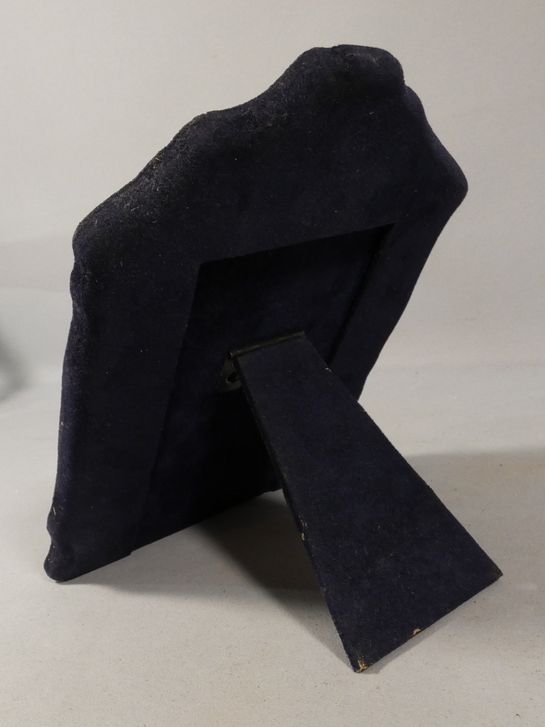 Cadre photo en métal argenté repoussé, décor naturaliste oiseau et fleurs, époque milieu XX ème – Image 10