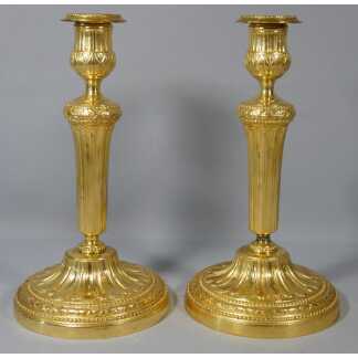 Paire de bougeoirs flambeaux Louis XVI en bronze doré, époque XVIII ème siècle