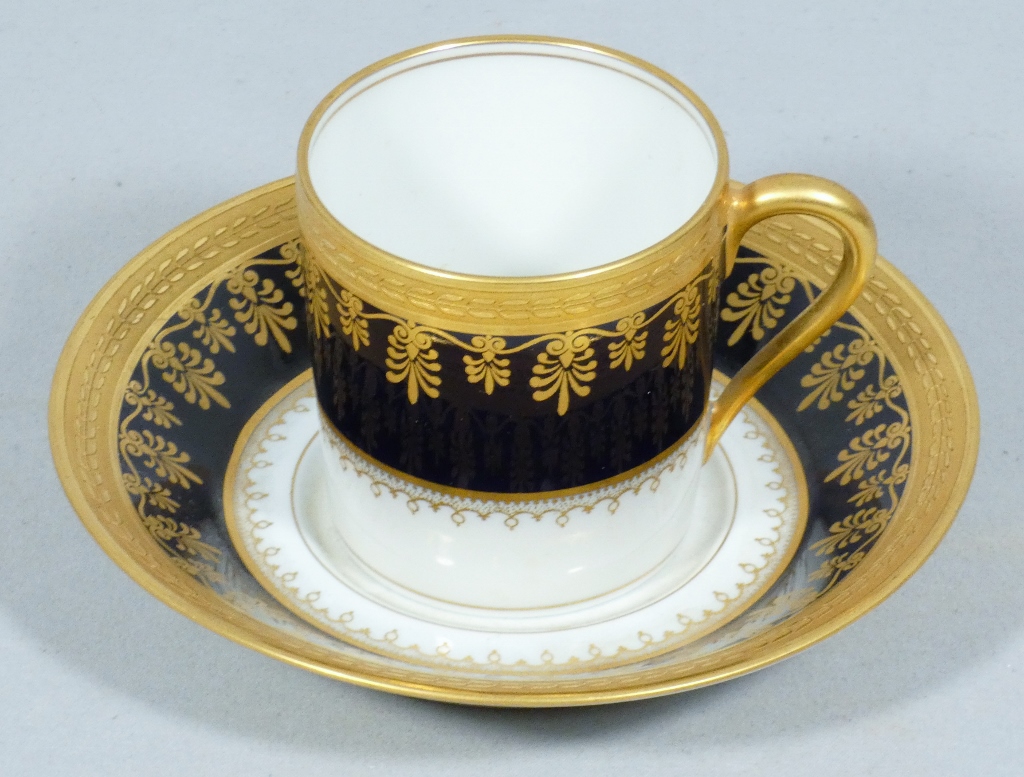 Haviland, tasse de collection en bleu de four et incrustation d'or porcelaine de Limoges