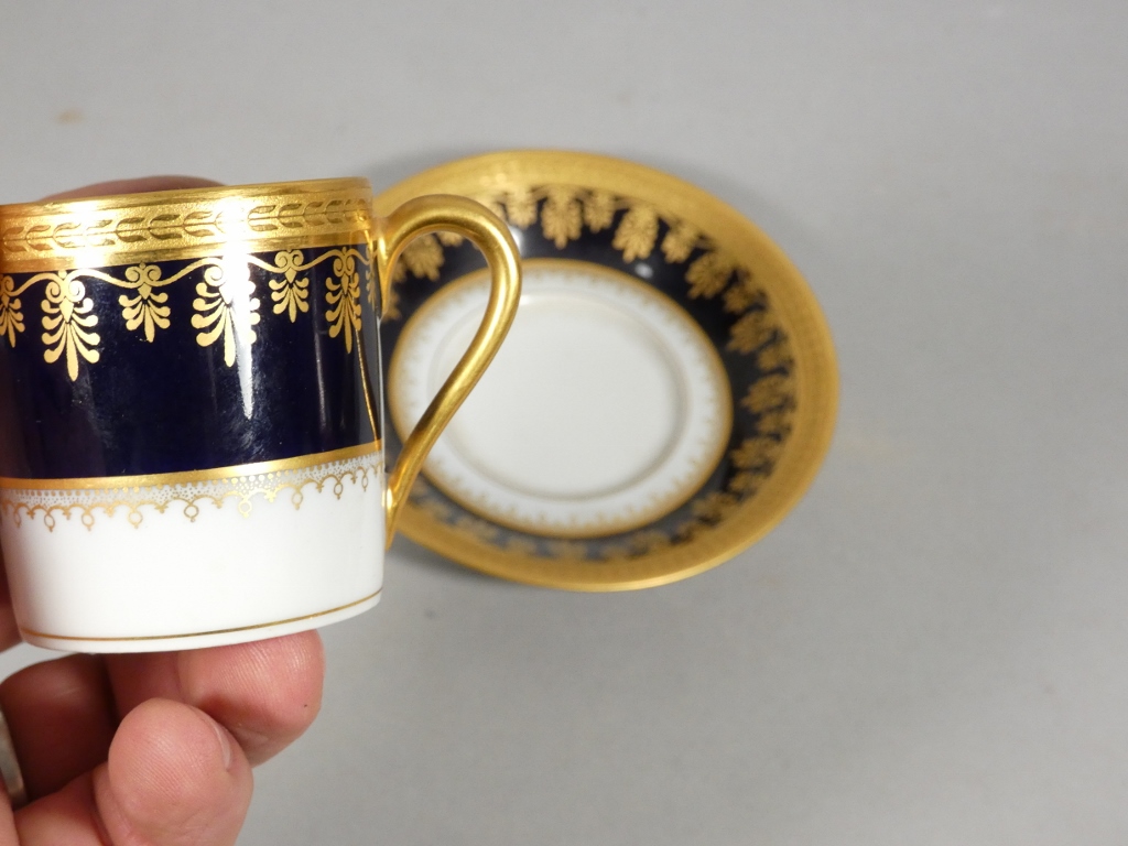 Haviland, tasse de collection en bleu de four et incrustation d'or porcelaine de Limoges – Image 2