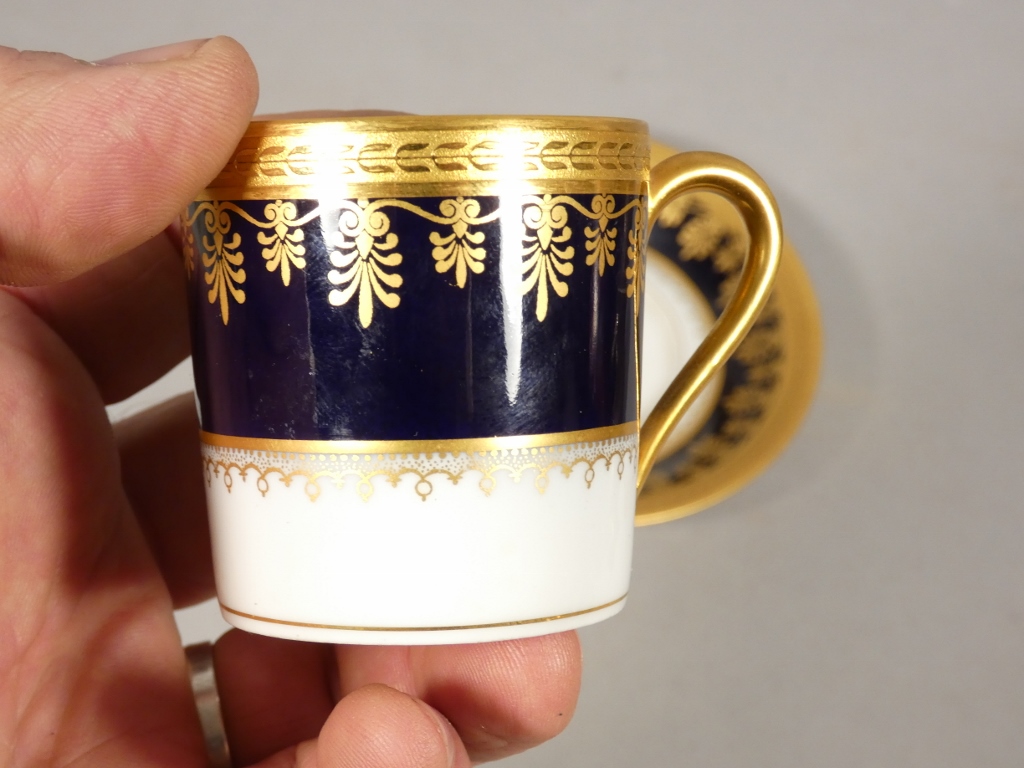 Haviland, tasse de collection en bleu de four et incrustation d'or porcelaine de Limoges – Image 3