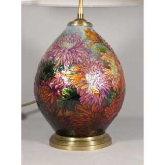 Camille Fauré Limoges, pied de lampe en émail, décor aux chrysanthèmes, vers 1930-50