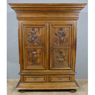 Les 4 saisons, armoire Louis XIV en noyer sculpté, corniche à débordement, époque début XVIII è