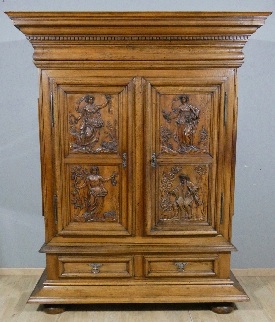 Les 4 saisons, armoire Louis XIV en noyer sculpté, corniche à débordement, époque début XVIII è