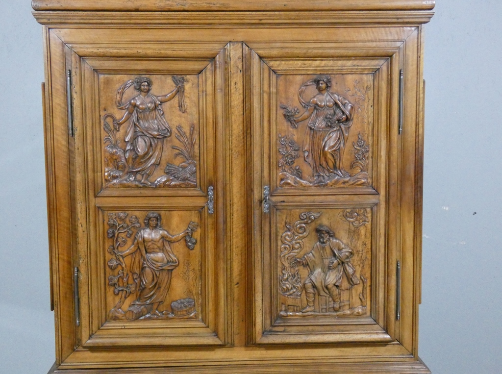 Les 4 saisons, armoire Louis XIV en noyer sculpté, corniche à débordement, époque début XVIII è – Image 2