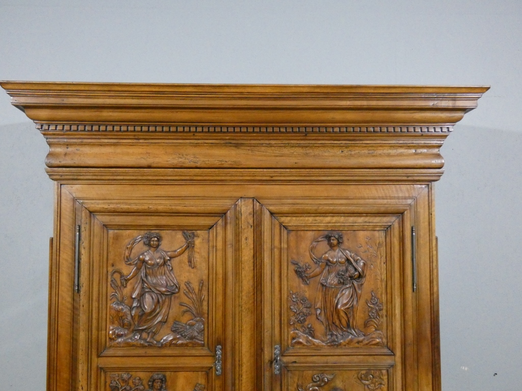 Les 4 saisons, armoire Louis XIV en noyer sculpté, corniche à débordement, époque début XVIII è – Image 16