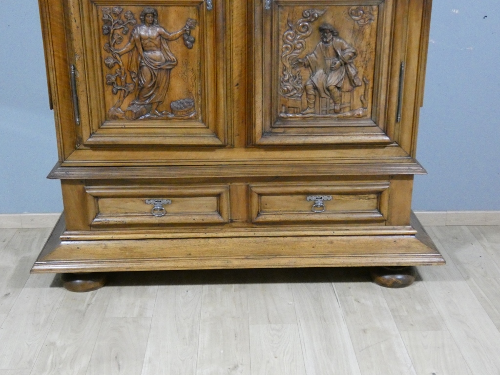 Les 4 saisons, armoire Louis XIV en noyer sculpté, corniche à débordement, époque début XVIII è – Image 14