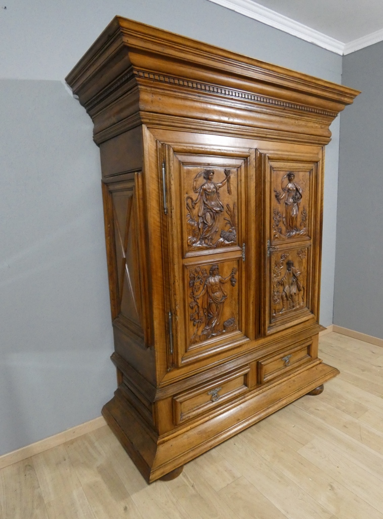 Les 4 saisons, armoire Louis XIV en noyer sculpté, corniche à débordement, époque début XVIII è – Image 3