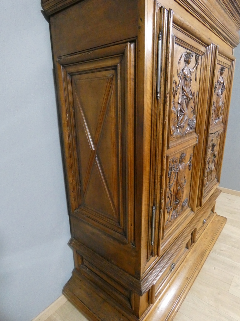 Les 4 saisons, armoire Louis XIV en noyer sculpté, corniche à débordement, époque début XVIII è – Image 15