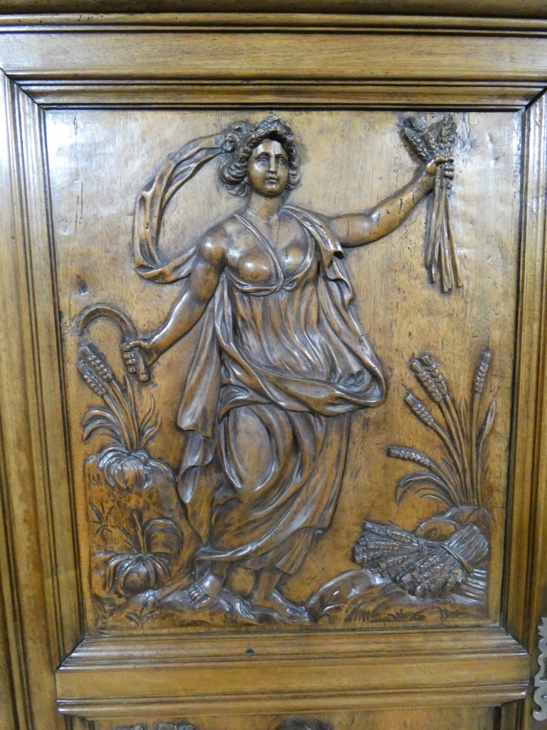 Les 4 saisons, armoire Louis XIV en noyer sculpté, corniche à débordement, époque début XVIII è – Image 12